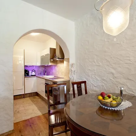 Πανσιόν Castello Rausch Valkarin